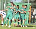 Archivbild: Hubert Ziegler
Die Spieler des 1. FC Schlicht (grüne Trikots) kommen derzeit aus dem Jubeln nicht raus: Damion Perrin (Mitte) ist dazu mit 14 Saisontoren treffsicherster Spieler des Überraschungsteams.
