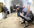 Bild: tra
Die Musiker Georg Roidl, Friedrich Brandl und Jürgen Zach (von vorne) gestalten die Vernissage zur Ausstellung von Werken des Künstlers Siegfried Link (links).