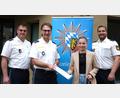 Bild: Hirsch
Die Vertreter der Polizeiinspektion Schwandorf, Florian Meier, Reiner Wiedenbauer und Peter Schulz (von links), bedanken sich bei Lina Gnerer für ihre Zivilcourage mit einem Brief des Polizeipräsidenten und einer Belohnung.