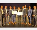 Bild: Thomas Retzer
Große Auszeichnung für zwei ehemalige Vorstände der VR-Bank Amberg: Dieter Paintner und Erich Übler (Mitte, mit Urkunden) bekamen die goldene Ehrennadel des Genossenschaftsverbands Bayern. Im Bild von links: Georg Wittmann, Dieter Heldrich, Martin Sachsenhauser, Dieter Paintner, Erich Übler, Andreas Reindl, Dr. Andreas Leißl, Walter Friedrich und Wolfgang Völkl.