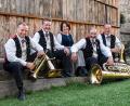 Bild: Martin Bacher/exb 
Das Kastelruther Männerquartett – mit Sprecherin Helga Mahlknecht – gastiert am Sonntag, 17. November, in der Klosterkirche St. Felix in Neustadt/WN. Mit dem Konzert wird das Kloster St. Felix unterstützt.