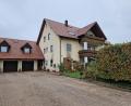 Bild: td
Das Haus am Stadtrand von Pfreimd, in dem es am Dienstag gebrannt hat, weist Schäden an der Fassade auf durch den Qualm, der aus den Fenstern der Wohnung im Erdgeschoss ausgetreten ist. Die Räume unten sind derzeit unbewohnbar.