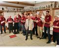 Bild: bsc
Hochleben ließ der Männergesangverein „Frohsinn“ sein Mitglied Meinhard Rückerl (vorne). Zum 80. Geburtstag gratulierten die Sänger im Gasthof „Goldener Engel“ mit einem Ständchen.