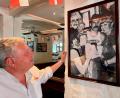 Bild: Wolfgang Stelljes/dpa
Erinnerung an den prominenten Stammgast: Dietmar Holzapfel, einer der Inhaber der "Deutschen Eiche", zeigt ein Bild von Freddie Mercury im Restaurant.