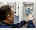 Bild: Markus Scholz/dpa
Ein Elektriker montiert einen digitalen Stromzähler mit einem Smart-Meter-Gateway zur Datenübertragung.