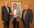 Bild: Stadt Weiden/Pressestelle
Stefan Erndt (Mitte) ist neuer Geschäftsführer des Jobcenters Weiden-Neustadt. Bürgermeister Lothar Höher (links) und Wolfgang Hohlmeier, Sozialdezernent der Stadt, gratulieren ihm.