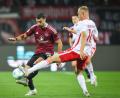 Bild: Daniel Karmann/dpa
Der Nürnberger Mahir Emreli (links) kämpft mit dem Regensburger Louis Breunig um den Ball.