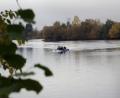 Bild: Konrad Jedelhauser
Polizeibeamte suchen in Schwarzenfeld auf einem See nach einer Vermissten.