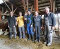 Bild: kaz
Der landwirtschaftliche Betrieb der Familie Wegmann aus Höll bei Pullenreuth wurde mit einem Staatsehrenpreis ausgezeichnet. Von links: die ehemaligen Azubis Florian Löw und Josef Kopp sowie Quirin, Thomas, Sophie und Berthold Wegmann.