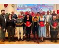 Bild: Stadt Sulzbach-Rosenberg, Vera Dehling-Vagt
Bürgermeister Stefan Frank (links) verlieh die Zertifikate an die neuen Stadtführer in Sulzbach-Rosenberg.