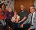 Bild: kro
Annemarie Goschalova feierte ihren 90. Geburtstag. Dazu gratulierten ihr (von links) Elisabeth Gradl vom VdK, Patrick Schüßler, der mit der Enkelin des Geburtstagskindes verheiratet ist, und Bürgermeister Franz Stahl.