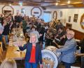 Bild: mab
Zusammen mit seiner Frau Hermine bestimmt der Jubilar Manfred Rodde den Takt der Musikkapelle vor großer Kulisse mit Vereinen und Freunden.