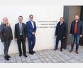 Bild: Stadt Tirschenreuth/Mirko Streich/exb
Bürgermeister Franz Stahl (Zweiter von rechts) mit Professor Dr. Ralph Schneider (Mitte), Professor Dr. Fritz Pörnbacher (Zweiter von links), Stadtkämmerer Harald Eckstein und stellvertretender Stadtkämmerin Eva Kastl vor Tirschenreuths Lernstandort in der ehemaligen Fronfeste.