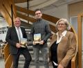 Bild: Matthias Bäumler/fph
Oberbürgermeister Oliver Weigel, Autor Tobias Damberger und Stadtarchivarin Edith Kalbskopf (von links) bei der Präsentation des neuen Marktredwitz-Buches.