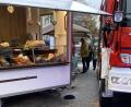 Bild: Polizei Neustadt/WN
Das große Löschfahrzeug der Feuerwehr Neustadt blieb am Kirchweihsonntag am Dach eines Süßigkeitenstands hängen.