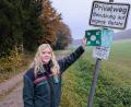 Bild: Sven Grünert
Försterin Eva Höcherl vor dem Rettungspunkt AM-2002 bei Fuchsstein südwestlich von Amberg.