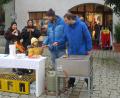 Bild: bnr
An einem kühlen Novembertag schmeckt die Bratwurstsemmel besonders gut. An der Martinikirchweih grillte der Chef selbst.