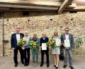 Bild: Stefanie Gradl
Bürgermeister Hans-Martin Schertl (von links) verabschiedet Roswitha Dorner und Barbara Schneider in den Renteneintritt und gratuliert Norbert Schöpf, Sibylle Saazer und Harald Kergl zu ihren Dienstjubiläen.