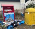 Bild: Petra Eckl
Die Altkleider-Container in Amberg quellen über. Auch hier am Lothringer Platz neben dem Erasmus-Gymnasium.
