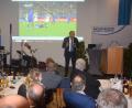 Bild: fz
Eine Stunde begeisterte der ehemalige Fifa-Schiedsrichter Lutz Wagner die über 200 Schiedsrichter und Ehrengäste. Teils provokativ, aber eine Hommage an den Schiedsrichter.