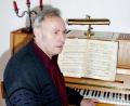 Bild: no
Es war jahrzehntelang, einer seiner Lieblingsplätze bei sich zu Hause: Andreas Wehrl am Klavier beim Ausprobieren und Einüben von Musikstücken.
