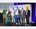 Bild: Daniel Löb/BFV
Thomas Schneider (Dritter von rechts) und Stephan Gäbl (Dritter von links) wurden am Samstag von Bundestrainer Julian Nagelsmann (links), Bezirks-Ehrenamtsreferent Reinhard Rengsberger (Zweiter von rechts) und BFV-Präsident Christoph Kern (rechts). Für den Fußballkreis Regensburg erhielt Ida Maschauer (Zweite von links) von der DJK-SV Keilberg die Auszeichnung.