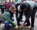 Bild: Kunz
Schülerinnen und Schüler der Klasse 11a des Kepler-Gymnasiums verlegen in der Max-Reger-Straße 13 Stolpersteine für Erna Anna Wilmersdörfer, Selma Wilmersdörfer und Walter Wilmersdörfer, die von den Nazis ermordet wurden.