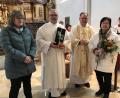 Bild: mma
Brigitta Heidlinger, Diakon Georg Lindner, Pfarrer Michael Birner und Josefine Lindner (von links) freuen sich über die gut 30 Jahre Diakonat von Georg Lindner.