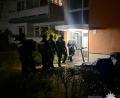 Bild: -/Bayerisches Landeskriminalamt/dpa
Einsatzkräfte durchsuchen Wohnungen in Bayern.