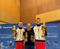 Bild: Manuel Propp
Die Sieger Eric Propp (links) und Dietrich Hermann (rechts) mit ihren Pokalen für den Titel und ihre Leistungen als besten Kämpfer beziehungsweise besten Techniker und ihrem Trainer Ruslan Schönfeld.