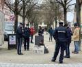 Archivbild: Gabi Schönberger
"Maske ist Folter": Im März 2021 trugen zwei Polizeibeamte die Frau nach dieser Aktion aus der Fußgängerzone. In der am Dienstag begonnenen Berufungsverhandlung ging es um die Folgen dieser Aktion.