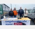 Bild: knh
Reinhold Meier (3. von links) hat mit seinem Arbeitskreis eine Unterschriftenaktion durchgeführt. 1378 Unterschriften an einem Tag bekunden ein großes Interesse der Manteler Bürger an dem Projekt „Umgehungsstraße“.