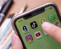 Symbolbild: Swen Pförtner/dpa
Ein Schüler hält ein Smartphone mit der Medien-App «The Buzzard». Nach Pilotprojekten mit Schülern hat das Medien-Start-up «The Buzzard» eine überarbeitete News-App auf den Markt gebracht. +++ dpa-Bildfunk +++
