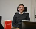 Bild: as
Michael Striegl hat an seinem neuen Arbeitsplatz am Richtertisch im Amtsgericht Tirschenreuth Platz genommen. Der 33-Jährige ist zu etwa gleichen Anteilen für Straf- und Zivilsachen zuständig.
