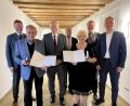 Bild: Christine Hollederer
Landrat Richard Reisinger händigt das Ehrenzeichen an Franz Luber (Zweiter von links) und Barbara Mohr (Fünfte von links) aus. Es gratulieren Bürgermeister Alwin Märkl, Hans-Dieter Mohr, Bürgermeister Uwe König und Landtagsabgeordneter Harald Schwartz (von links).