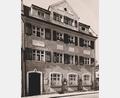 Bild: Archiv Sepp Strobl
1939 erwarb die Kreissparkasse Amberg das Anwesen Georg-Schiffer-Straße 4 und nutzte es bis 1954 als Hirschauer Zweigstelle. In der Nacht vom 13. auf den 14. November 1953 brachen dort vom Garten der Apotheke aus Bankräuber ein und erbeuteten 51.404 Mark.