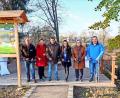 Bild: fpoz
Ein Band durchschnitten bei der offiziellen Freigabe der Aussichtsplattform (von links) Stephan Schremmer vom FGV, Ursula Schimmel vom Bund Naturschutz, Umweltreferent Stefan Müller, Bürgermeisterin Margit Bayer, Dritte Bürgermeisterin Gisela Kastner und Zweiter Bürgermeister Mario Rabenbauer.