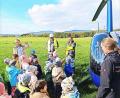 Bild: fpoz
Zwischenstation bei einem Kontrollflug war die Schlosswiese in Waldershof: Auch für Kindergartenkinder war der blaue Heli ein Blickfang. Mit im Bild (von links) Kinderhaus-Leiterin Silke Weinhold, der Leiter des Ferngas-Meisterbezirkes Fichtelgebirge, Karl-Heinz Hecht, und die Piloten Meinte Ooster und Lena Maier.