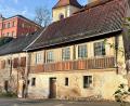 Bild: Gabi Schönberger
Zwei einstmals schmucke Häuser in der Fröschaustraße in Neustadt/WN sind heruntergekommen. Derzeit will sie niemand haben. Die Stadt plant wieder einmal auszuloten, was sie mit ihrem denkmalgeschützten, aber maroden linken Teil anfangen kann.
