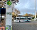 Bild: Gabi Schönberger
Eine Seniorin wartet an der Haltestelle "Wendeplatte" in Ullersricht auf den Bus der Linie 1 ins Weidener Stadtzentrum.