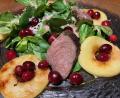 Bild: Michael Schiffer
Hasenfilet auf Feldsalat mit gebratenen Apfelringen und Cranberries.