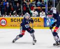 Archivbild: Werner Moller
Nach achtwöchiger Verletzungspause feuert der schmerzlich vermisste David Elsner (links) gegen die Eisbären Regensburg wieder für die Blue Devils Weiden aus allen Rohren.