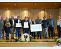 Bild: A. Herrmann/AELF FU/exb
Von Josef Hofbauer (links), Vorsitzender der Bewertungskommission, Regierungspräsident Walter Jonas und Bezirkstagspräsident Franz Löffler (Achter und Neunter von links) nahm Bürgermeister Klaus Meyer (Fünfter von links) die Urkunde für Gold für Bad Neualbenreuth entgegen.