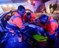 Symbolbild: Focke Strangmann/dpa
Notfallsanitäter in Ausbildung bergen während einer Übung einen von einem Kollegen dargestellten Mann aus seinem verunglückten Auto.