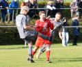 Bild: Gebert
Kreisliga-2-Spitzenreiter TSV Waldershof gastiert am Sonntag beim VfB Arzberg. Am vergangenen Wochenende verlor der TSV in Konnersreuth mit 0:1 (Szene). Hier hat der Waldershofer Felix Fux (Mitte) gegen Cedric Reiter (links) und Felix Lippert das Nachsehen.