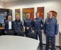 Bild: Stadt Windischeschenbach
Wechsel in der Polizeidienststelle in Windischeschenbach: Klaus Lang (Mitte) geht, Alexander Horn (Zweiter von rechts) kommt. Darüber freuen sich Bürgermeister Karlheinz Budnik (links), Leiter der PI Neustadt, Stefan Weinberger (rechts) und sein Stellvertreter Johannes Zeug (Zweiter von links).