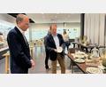 Bild: Gabi Schönberger
Bayerns DGB-Boss Bernhard Stiedl (links) und BHS-Chef Philipp Diekmann in Weiden.