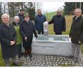 Bild: jr
Familie und Politiker freuen sich über den neuen Otto-Freundl-Brunnen. Bei der Einweihung waren unter anderem die Söhne Christoph Freundl (links) und Bernhard Freundl (Vierter von links) dabei.
