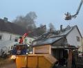 Bild: Kreisbrandinspektion Amberg-Sulzbach
Um die PV-Module vom Brandhausdach zu holen, mussten Fahrzeuge mit Greifern eingesetzt werden, zum Beispiel vom THW.