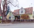 Bild: fpoz
Das sogenannte Hoch-Haus in Waldershof wird bald abgebrochen. Der Kastanienbaum soll auf jeden Fall erhalten werden.